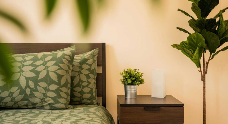 Dettaglio del letto e del comodino della camera Verde